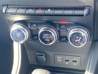 RENAULT CAPTUR 1.6 E-Tech Rive Gauche Se Suv 5Dr Petrol Hybrid Auto Euro 6 (S/S