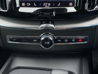 VOLVO XC60 2.0 B5 Mhev Core Suv 5Dr Petrol Hybrid Auto Awd Euro 6 (S/S) (25