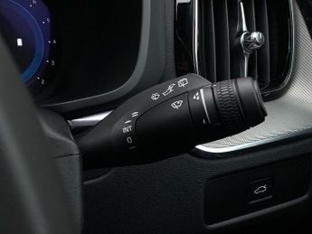 VOLVO XC60 2.0 B5 Mhev Core Suv 5Dr Petrol Hybrid Auto Awd Euro 6 (S/S) (25