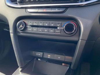 KIA CEED 1.5 T-Gdi 3 Hatchback 5Dr Petrol Dct Euro 6 (S/S) (158 Bhp)