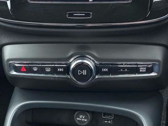 VOLVO XC40 2.0 B4 Mhev Momentum Suv 5Dr Petrol Hybrid Auto Awd Euro 6 (S/S)