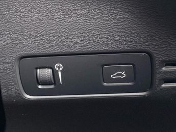 VOLVO XC40 2.0 B4 Mhev Momentum Suv 5Dr Petrol Hybrid Auto Awd Euro 6 (S/S)