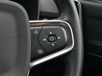 VOLVO XC40 2.0 B4 Mhev Momentum Suv 5Dr Petrol Hybrid Auto Awd Euro 6 (S/S)