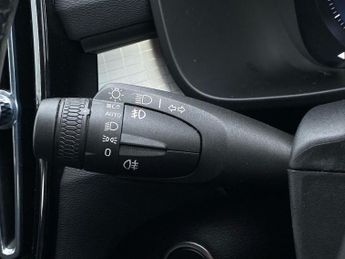 VOLVO XC40 2.0 B4 Mhev Momentum Suv 5Dr Petrol Hybrid Auto Awd Euro 6 (S/S)