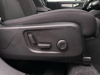 VOLVO XC40 2.0 B4 Mhev Momentum Suv 5Dr Petrol Hybrid Auto Awd Euro 6 (S/S)