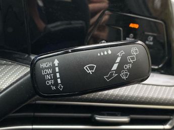 VOLKSWAGEN GOLF 1.5 Etsi 150 R-Line 5Dr Dsg