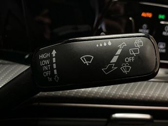 VOLKSWAGEN GOLF 2.0 Tdi R-Line Hatchback 5Dr Diesel Dsg Euro 6 (S/S) (150 Ps)