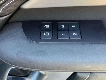 LAND ROVER DISCOVERY 3.0 D300 R-Dynamic Se 5Dr Auto