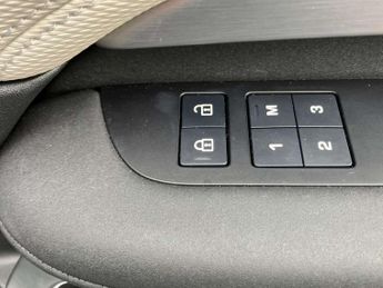 LAND ROVER DISCOVERY 3.0 D300 Dynamic Hse 5Dr Auto