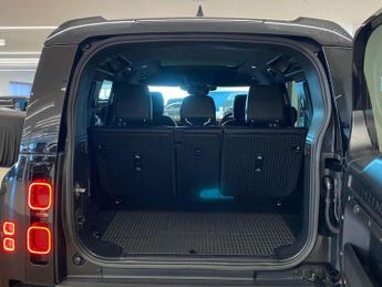 LAND ROVER DEFENDER 3.0 D300 X-Dynamic Se 110 5Dr Auto