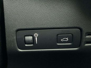 VOLVO XC40 2.0 B4P R Design Pro 5Dr Auto [7 Speed]