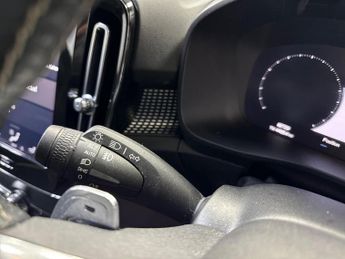 VOLVO XC40 2.0 T4 R-Design Suv 5Dr Petrol Auto Euro 6 (S/S) (190 Ps)