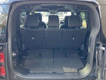 LAND ROVER DEFENDER 3.0 D300 X-Dynamic Se 110 5Dr Auto [7 Seat]