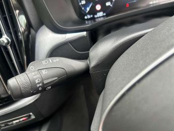 VOLVO XC60 2.0 B5P [250] Momentum 5Dr Geartronic