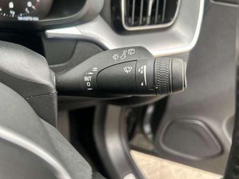 VOLVO XC60 2.0 B5P [250] Momentum 5Dr Geartronic