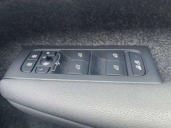 VOLVO XC40 2.0 B3P Plus Dark 5Dr Auto