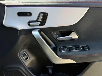 MERCEDES-BENZ CLA Cla 200 Amg Line Premium + Night Ed 4Dr Tip Auto
