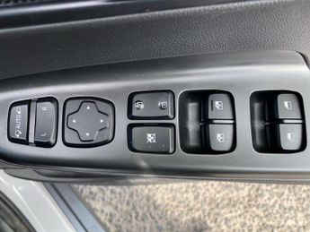 HYUNDAI KONA 39Kwh Premium Suv 5Dr Electric Auto (10.5Kw Charger) (136 Ps)