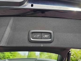 VOLVO XC40 2.0 B3P Plus Dark 5Dr Auto