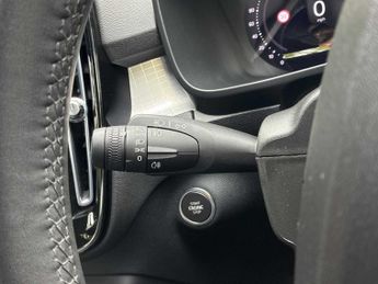 VOLVO XC40 2.0 B3P Core 5Dr Auto