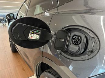JAGUAR E-PACE 1.5 P300E R-Dynamic Black 5Dr Auto