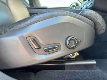 VOLVO XC60 2.0 B4P Plus Dark 5Dr Geartronic