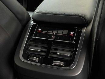 VOLVO XC60 2.0 B4P Plus Dark 5Dr Geartronic