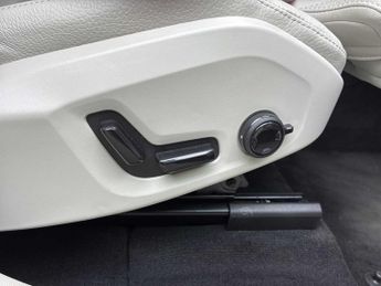 VOLVO XC60 2.0 B5P Plus Dark 5Dr Awd Geartronic