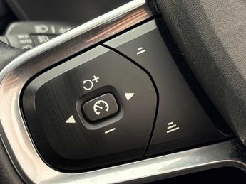 VOLVO XC40 2.0 B3P Plus Dark 5Dr Auto