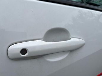 TOYOTA YARIS 1.5 Vvt-H Design Hatchback 5Dr Petrol Hybrid E-Cvt Euro 6 (S/S) 