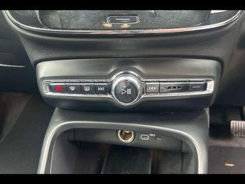 VOLVO XC40 2.0 B4P Plus Dark 5Dr Auto