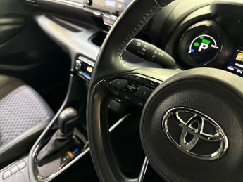 TOYOTA YARIS 1.5 Vvt-H Dynamic Hatchback 5Dr Petrol Hybrid E-Cvt Euro 6 (S/S)