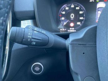 VOLVO XC40 1.5 T3 [163] Momentum 5Dr Geartronic