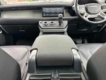 LAND ROVER DEFENDER 2.0 P300 X-Dynamic Se 90 3Dr Auto