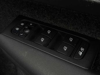 VOLVO XC40 2.0 B3P Plus Dark 5Dr Auto