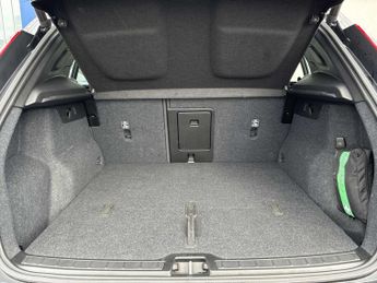 VOLVO XC40 2.0 B3P Plus Dark 5Dr Auto