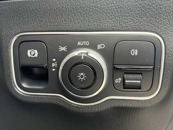 MERCEDES-BENZ GLA Gla 200 Amg Line Executive 5Dr Auto