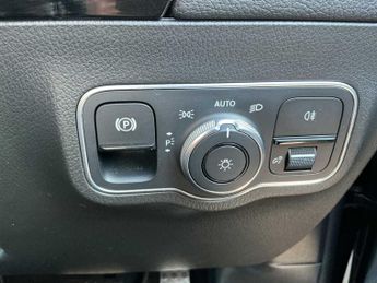 MERCEDES-BENZ GLA Gla 180 Amg Line Executive 5Dr Auto