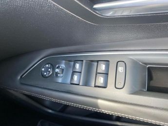 PEUGEOT 3008 1.2 Puretech Allure Suv 5Dr Petrol Eat Euro 6 (S/S) (130 Ps)