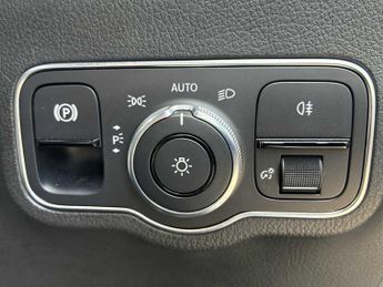 MERCEDES-BENZ GLA Gla 200 Amg Line Executive 5Dr Auto