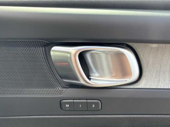 VOLVO XC40 2.0 B4P Plus Dark 5Dr Awd Auto