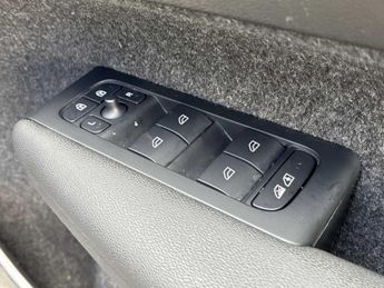 VOLVO XC40 2.0 B4P Ultimate Dark 5Dr Auto