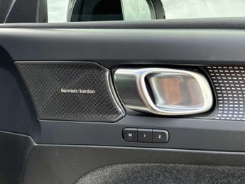 VOLVO XC40 2.0 B4P Ultimate Dark 5Dr Auto