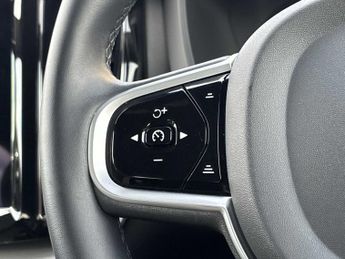 VOLVO XC60 2.0 B5P R Design 5Dr Awd Geartronic