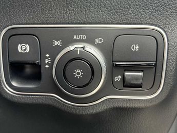 MERCEDES-BENZ GLA Gla 200 Amg Line Executive 5Dr Auto