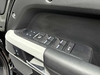 LAND ROVER DEFENDER 3.0 D250 X-Dynamic Hse 110 5Dr Auto