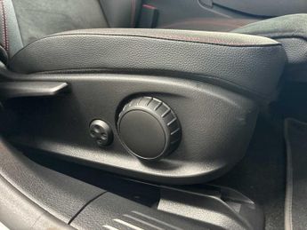 MERCEDES-BENZ CLA Cla 180 Amg Line Executive 4Dr Tip Auto