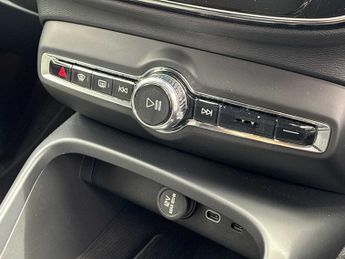 VOLVO XC40 2.0 B3P Plus Dark 5Dr Auto