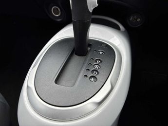 NISSAN JUKE 1.6 N-Connecta 5Dr Xtronic