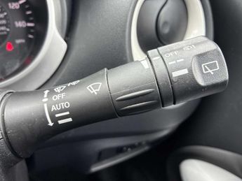 NISSAN JUKE 1.6 N-Connecta 5Dr Xtronic